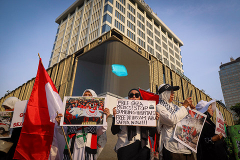 Sejumlah Tenaga Kesehatan (Nakes) menggelar aksi solidaritas untuk Gaza di kawasan Sarinah, Jakarta, Senin (7/4/2025). Foto: Iqbal Firdaus/kumparan