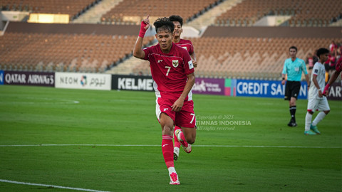 Selebrasi pemain Timnas Indonesia U-17 usai mencetak gol ke gawang Timnas Yaman U-17 pada pertandingan Piala Asia U-17 di di Stadion Prince Abdullah Al-Faisal, Arab Saudi, Senin (7/4/2025). Foto: Timnas Indonesia