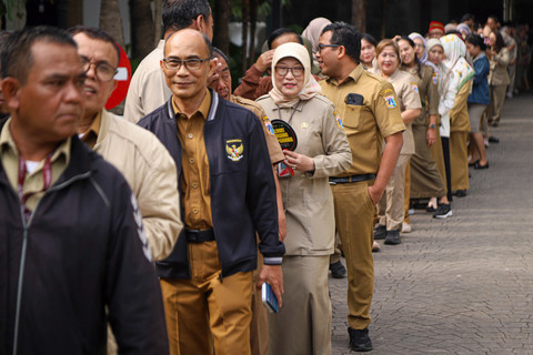 Aparatur Sipil Negara (ASN) DKI Jakarta menggelar halal bihalal di Pendopo Balai Kota, Jakarta, Selasa (8/4/2025). Foto: Iqbal Firdaus/kumparan