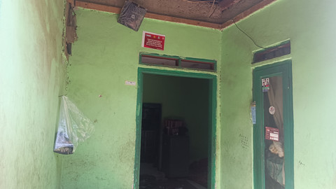 Stiker klaim gugatan lahan di Sukahaji, Kota Bandung, Selasa (8/4). Foto: Robby Bouceu/kumparan