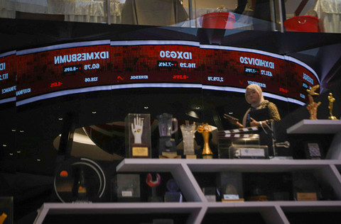 Layar digital menampilkan pergerakan Indeks Harga Saham Gabungan (IHSG) di Bursa Efek Indonesia (BEI), Jakarta, Selasa (8/4/2025).  Foto: Iqbal Firdaus/kumparan