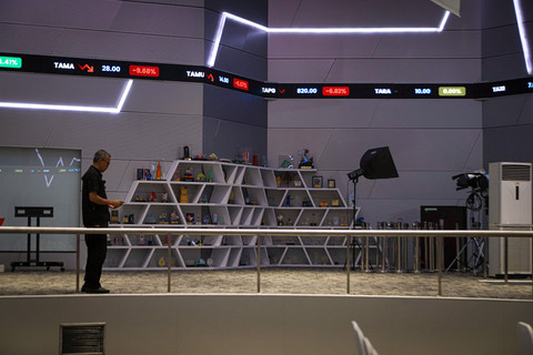 Layar digital menampilkan pergerakan Indeks Harga Saham Gabungan (IHSG) di Bursa Efek Indonesia (BEI), Jakarta, Selasa (8/4/2025). Foto: Iqbal Firdaus/kumparan