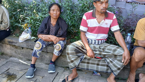 Seorang pedagang, Ni Komang Merta, perempuan usia 59 tahun, kehilangan tas kulit kuning berisi uang tunai sekitar Rp 60 juta dan emas sekitar 300 gram miliknya raib saat berbelanja. Foto: Dok. Polres Klungkung