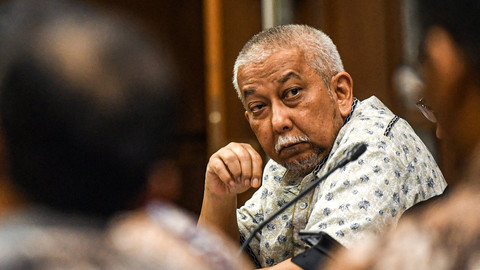 Terdakwa dugaan korupsi proyek pembangunan Jalur KA Besitang-Langsa Prasetyo Boeditjahjono (kanan) mendengarkan keterangan saksi pada sidang lanjutan di Pengadilan Tipikor, Jakarta, Selasa (8/4/2025). Foto: ANTARA FOTO/Muhammad Adimaja
