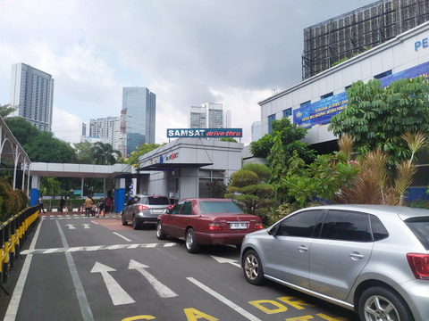 Suasana pelayanan Samsat di Polda Metro Jaya pada Selasa (8/4). Foto: Rachmadi Rasyad/kumparan