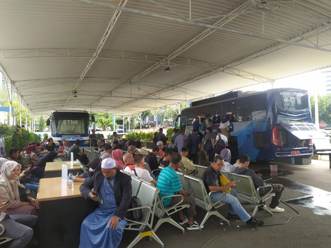 Suasana pelayanan Samsat di Polda Metro Jaya pada Selasa (8/4). Foto: Rachmadi Rasyad/kumparan