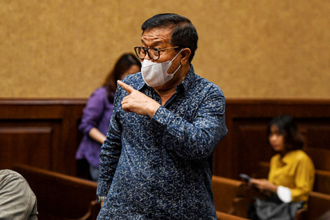 Terdakwa kasus suap vonis bebas Gregorius Ronald Tannur, Erintuah Damanik berjalan keluar usai diperintahkan untuk meninggalkan ruang sidang oleh majelis hakim saat persidangan dengan terdakwa kasus tersebut Heru Hanindyo di Pengadilan Tipikor. Foto: ANTARA FOTO/Muhammad Adimaja