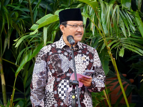 Mensos Saifullah Yusuf (Gus Ipul) memimpin apel perdana pegawai Kemensos usai cuti bersama lebaran di kantor Kemensos, Selasa (8/4/2025). Foto: Dok Kemensos