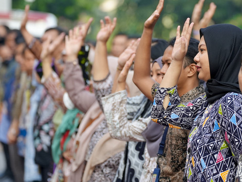 Mensos Saifullah Yusuf (Gus Ipul) memimpin apel perdana pegawai Kemensos usai cuti bersama lebaran di kantor Kemensos, Selasa (8/4/2025). Foto: Dok Kemensos