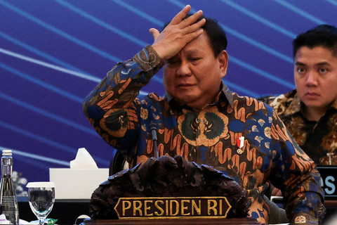 Presiden Indonesia Prabowo Subianto memberi isyarat setelah menyampaikan pidatonya dalam acara silaturahmi ekonomi bertema "Memperkuat Ketahanan Ekonomi Nasional" di Jakarta, Indonesia, 8 April 2025.  Foto: REUTERS/Willy Kurniawan