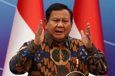 Presiden Indonesia Prabowo Subianto memberi isyarat saat menyampaikan pidatonya dalam acara kumpul ekonomi bertema "Memperkuat Ketahanan Ekonomi Nasional" di Jakarta, Indonesia, 8 April 2025. Foto: REUTERS/Willy Kurniawan