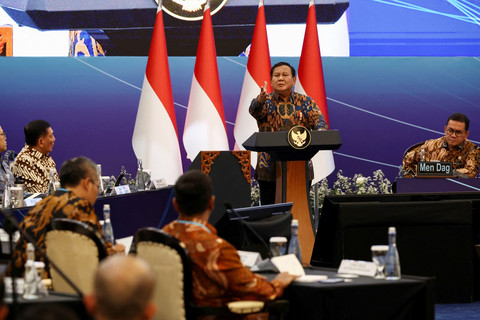 Presiden Prabowo Subianto menyampaikan pengarahan dalam Sarasehan Ekonomi Bersama Presiden RI di Menara Mandiri, Senayan, Jakarta, Selasa (8/4/2025). Foto: Willy Kurniawan/REUTERS