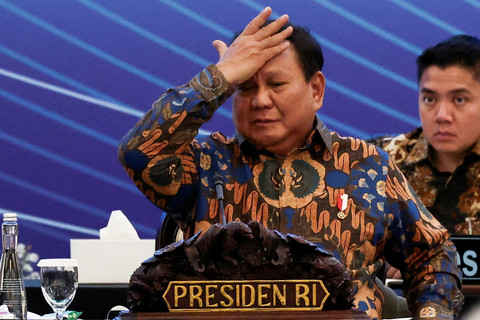 Presiden Prabowo Subianto mendengarkan paparan presentasi dalam Sarasehan Ekonomi Bersama Presiden RI di Menara Mandiri, Senayan, Jakarta, Selasa (8/4/2025). Foto: Willy Kurniawan/REUTERS
