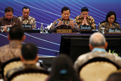 Presiden Prabowo Subianto (tengah) dalam Sarasehan Ekonomi Bersama Presiden RI di Menara Mandiri, Senayan, Jakarta, Selasa (8/4/2025). Foto: Willy Kurniawan/REUTERS