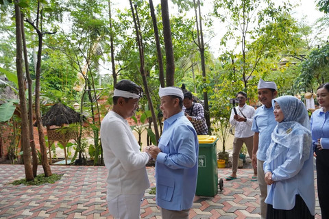 Wali Kota Depok, Supian Suri (kanan), berbincang dengan Gubernur Jawa Barat Dedi Mulyadi. Foto: @bangsupians