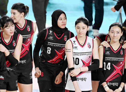 Megawati Hangestri menangis usai Red Sparks vs Pink Spiders dalam partai ketiga final Liga Voli Korsel 2024/25 di Chungmu Gymnasium, Daejeon, Minggu (6/4). Foto: kovo.co.kr