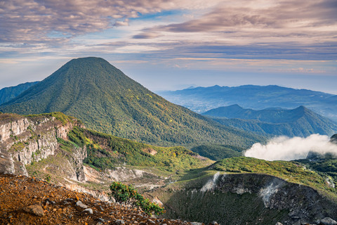 Ilustrasi Gunung Merbabu. Foto: Shutterstock