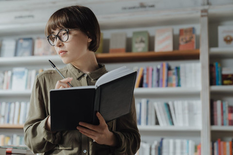 Rekomendasi buku psikologi. Foto hanya ilustrasi, bukan yang sebenarnya. Sumber: Pexels/cottonbro studio 