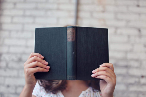 Rekomendasi buku psikologi. Foto hanya ilustrasi, bukan yang sebenarnya. Sumber: Pexels/Leah Newhouse 