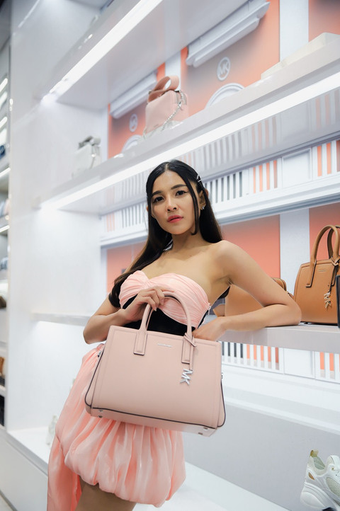 Peserta Ladies Day Out sedang berpose mengenakan koleksi terbaru Michael Kors. Foto: Michael Kors
