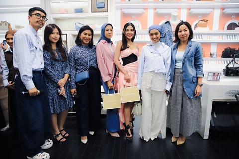 Dua pemenang Best Dress di acara kumparanWOMAN Ladies Day Out x Michael Kors Spring In Style berpose bersama Fitria Sofyani (Chief of kumparanWOMAN), Felicia Lesmana (Brand Manager Michael Kors) dan Rikki Simanjuntak (Fashion Stylist) Foto: Michael Kors