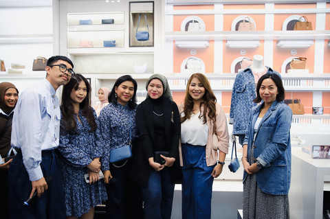 Dua pemenang Instagram Story di acara kumparanWOMAN Ladies Day Out x Michael Kors Spring In Style berpose bersama Fitria Sofyani (Chief of kumparanWOMAN), Felicia Lesmana (Brand Manager Michael Kors) dan Rikki Simanjuntak (Fashion Stylist) Foto: Michael Kors