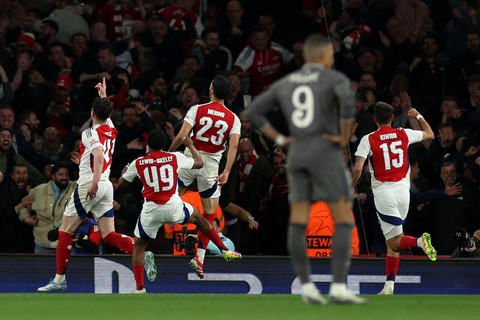 Gelandang Arsenal Mikel Merino (tengah) merayakan gol selama pertandingan leg pertama perempat final Liga Champions UEFA antara Arsenal vs Real Madrid, di Stadion Emirates, London, pada 8 April 2025. Foto: ADRIAN DENNIS / AFP