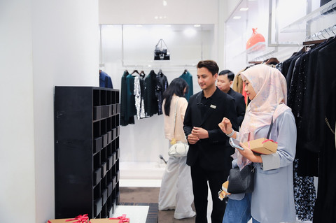 Peserta kumparanWOMAN Ladies Day Out x Michael Kors Spring In Style berkesempatan untuk ikut games Lucky Box dan mendapatkan spesial merchandise dari Michael Kors. Foto: Michael Kors.