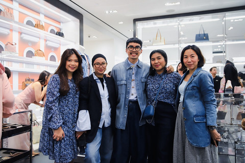 Peserta yang hadir dengan dresscode Touch of Blue or Pink di acara Ladies Day Out x Michael Kors Spring in Style. Foto: Michael Kors.