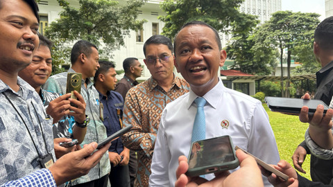 Menteri ESDM Bahlil Lahadalia usai Halalbihalal di kantornya, Rabu (9/4). Foto: Ave Airiza Gunanto/kumparan