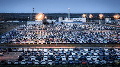 Ilustrasi ekspor mobil. Foto: Eugene_Photo/Shutterstock