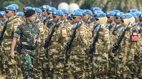 Panglima TNI Jenderal TNI Agus Subiyanto berjalan usai melakukan pemeriksaan pasukan pada upacara Pelepasan Satgas TNI Kontingen Garuda UNIFIL 2025 di Lapangan Prima, Mabes TNI, Jakarta, Rabu (9/4/2025). Foto: ANTARA FOTO/Muhammad Adimaja