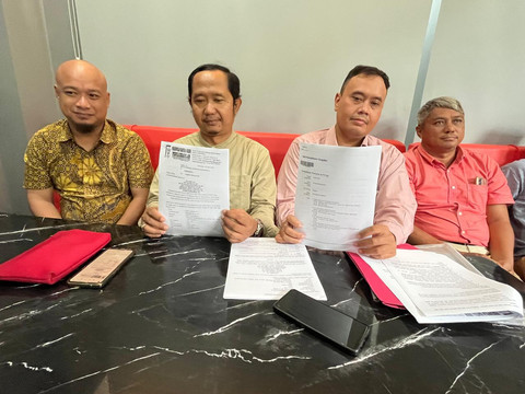 Aufa Luqmana pembeli mobil Esemka dan Kuasa Hukumnya Arif Sahudi saat konfrensi pers terkait gugatan untuk Jokowi. Foto: Dok. Istimewa