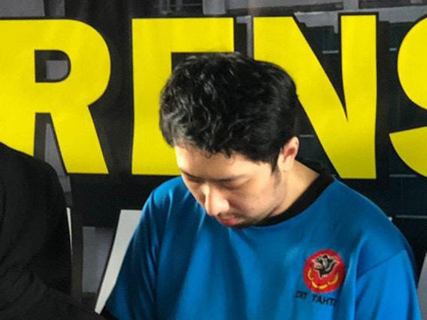 Priguna Anugerah Pratama dokter PPDS di RSHS Bandung tersangka pemerkosaan anak perempuan pasien, dihadirkan saat konferensi pers di Polda Jawa Barat, Rabu (9/4/2025). Foto: Robby Bouceu/kumparan