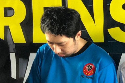 Priguna Anugerah Pratama dokter PPDS di RSHS Bandung tersangka pemerkosaan anak perempuan pasien, dihadirkan saat konferensi pers di Polda Jawa Barat, Rabu (9/4/2025). Foto: Robby Bouceu/kumparan