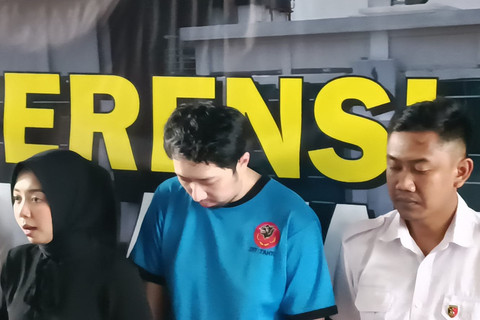 Priguna Anugerah Pratama dokter PPDS di RSHS Bandung tersangka pemerkosaan anak perempuan pasien, dihadirkan saat konferensi pers di Polda Jawa Barat, Rabu (9/4/2025). Foto: Robby Bouceu/kumparanArianti berpesan kepada pasien yang mengalami tindak pelanggaran untuk segera melaporkan.