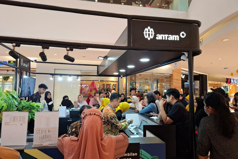Warga padati pameran emas Antam di Cibinong City Mall, Rabu (9/4/2025). Foto: kumparan