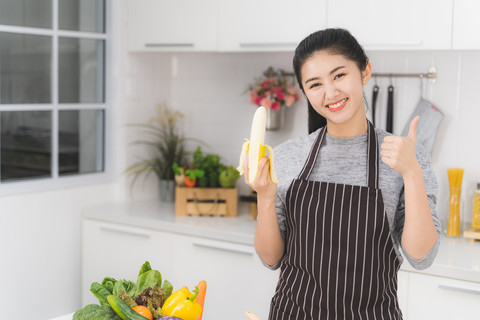 Ilustrasi makan satu buah pisang untuk menjaga kesehatan tekanan darah. Foto: Shutterstock