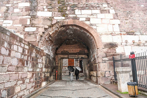 Wisatawan mengunjungi Ankara Kastil di Bukit Ankarayama, Ankara, Turki, Rabu (9/4/2025). Foto: Galih Pradipta/ANTARA FOTO