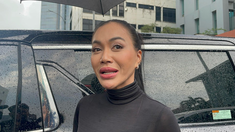 Artis sekaligus penyanyi Denada saat ditemui di Kawasan Mampang, Jakarta Selatan, Rabu (9/4/2025). Foto: Aprilandika Pratama/kumparan