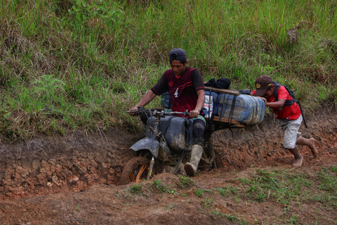 Pengemudi ojek sepeda motor mengangkut jeriken berisi bahan bakar minyak (BBM) di Desa Embonatana, Kecamatan Seko, Kabupaten Luwu Utara, Sulawesi Selatan, Rabu (9/4/2025). Foto: Arnas Padda/ANTARA FOTO