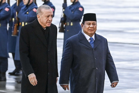 Presiden Prabowo Subianto (kanan) berbincang dengan Presiden Turki Recep Tayyip Erdogan (kiri) setibanya di Bandara Internasional Esenboga, Ankara, Turki, Rabu (9/4/2025). Foto: ANTARA FOTO/Galih Pradipta