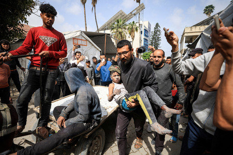 Korban Palestina dilarikan ke Rumah Sakit Baptis Arab Al-Ahli, setelah serangan Israel, di Kota Gaza pada 9 April 2025. Foto: REUTERS/Dawoud Abu Alkas