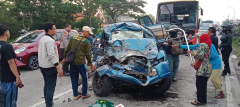 Kecelakaan maut antara Bus Rajawali Indah bernopol S 7707 UA dengan mobil Isuzu Panther terjadi di Jalan Raya Duduksampeyan, Kabupaten Gresik, Kamis (10/4/2025). Foto: Dok. Istimewa