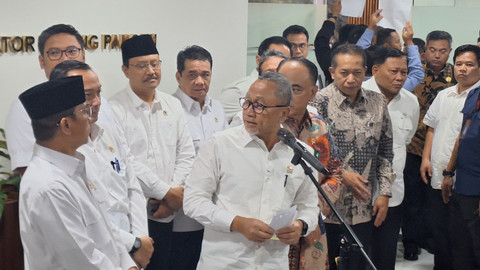 Menko Bidang Pangan Zulkifli Hasan (Zulhas) dalam konferensi pers di Kantor Menko Pangan, Jakarta Pusat pada Kamis (10/4). Foto: Argya Maheswara/kumparan