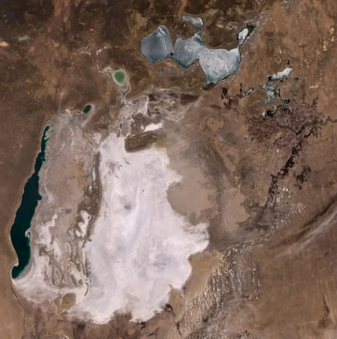 Aral Kecil membeku di utara, sementara satu-satunya yang tersisa dari Aral Besar adalah bagian tipis lobus barat. Foto: Contains modified Copernicus Sentinel/ESA