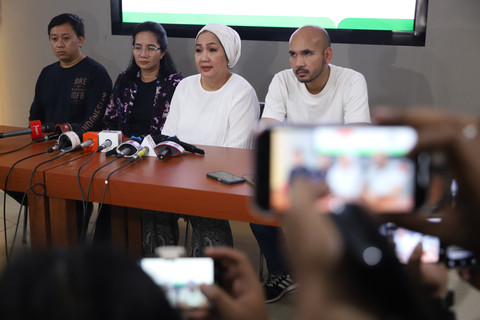 Anak Titiek Puspa, Petty Tunjungsari memberikan keterangan pers kepada wartawan terkait kondisi kesehatan Titiek Puspa di RS Medistra, Jakarta, Kamis (10/4/2025). Foto: Iqbal Firdaus/kumparan