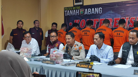 Polisi menunjukkan pelaku dan barang bukti kasus peredaran uang palsu di Polsek Tanah Abang, Jakarta Pusat, Kamis (10/4). Foto: Rachmadi Rasyad/kumparan