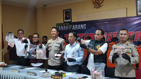 Polisi menunjukkan pelaku dan barang bukti kasus peredaran uang palsu di Polsek Tanah Abang, Jakarta Pusat, Kamis (10/4). Foto: Rachmadi Rasyad/kumparan