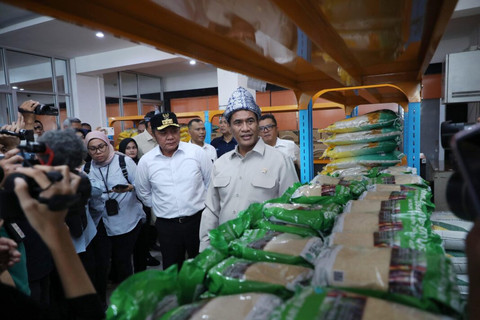 Gubernur Sumsel Herman Deru mendampingi Menteri Pertanian Republik Indonesia (Mentan RI) Andi Amran Sulaiman dan Wakil Mentan RI Sudaruyono, meninjau sekaligus membuka Operasi Pasar Pangan Murah (OPM) di Kantor Pos Merdeka Palembang, Selasa (4/3/2025) pagi. Foto : Humas Pemprov Sumsel